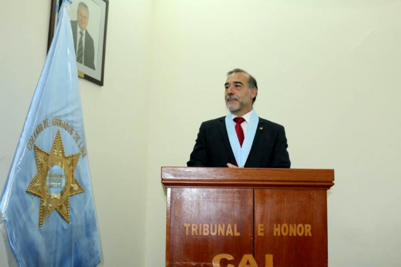 31-08-2016. El Prof. Dr. Dr. h.c. mult. Díaz y García Conlledo durante su conferencia su nombramiento como Miembro Honorífico del Colegio de Abogados de Lima.