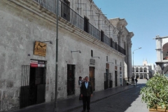 El Prof. Dr. Dr. h.c. mult. Luzón Peña en el centro histórico de Arequipa