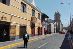 El Prof. Dr. Dr. h.c. mult. Luzón Peña en el centro histórico de Arequipa