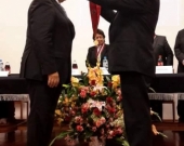 2016-10-12 Univ S. Agustin Arequipa 1 imposic medalla Dr.h.c. a D Luzon