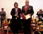 2016-10-12 Univ S. Agustin Arequipa 2 Dr.h.c. a D Luzon con rectora e.f.