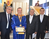2016-10-13 el Prof. Dr. Dr. h.c. mult. Luzón Peña acompañado, de izq. a dcha., del Decano de la Facultad de Derecho, del Vicerrector de la Universidad y del Secretario General
