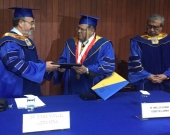 2016-10-13 UIGarcilVega Dr.h.c 3 rector e.f. entrega titulo