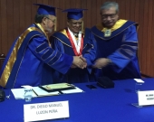 2016-10-13 UIGarcilVega Dr.h.c 7 DLP, rector e.f., decano FacDer estrechan manos