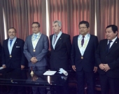 14-10-2016. Ceremonia de nombramiento de los Profs. Dres. Dres. h.c. Luzón Peña y de Vicente Remesal como Miembros Honoríficos del Colegio de Abogados de Lima. Vestido con traje gris, el Sr. Decano del Colegio de Abogados, Dr. Pedro Angulo Arana.