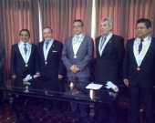 14-10-2016. Ceremonia de nombramiento de los Profs. Dres. Dres. h.c. Luzón Peña y de Vicente Remesal como Miembros Honoríficos del Colegio de Abogados de Lima. Vestido con traje gris, el Sr. Decano del Colegio de Abogados, Dr. Pedro Angulo Arana.