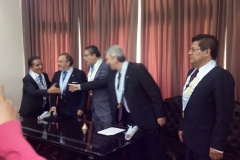 14-10-2016. Ceremonia de nombramiento de los Profs. Dres. Dres. h.c. Luzón Peña y de Vicente Remesal como Miembros Honoríficos del Colegio de Abogados de Lima. Vestido con traje gris, el Sr. Decano del Colegio de Abogados, Dr. Pedro Angulo Arana.