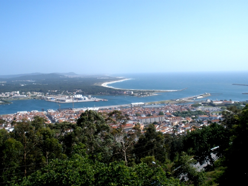 120. Viana do Castelo, 15 mayo 2010. Desembocadura del río Lima en el Atlántico, vista desde monte Santa Luzia.