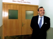 51. 19 enero 2007, Fiesta patronal de la Fac. Derecho UA. El Prof. Dr. Dr. h. c. Diego-Manuel Luzón Peña, Presidente de Honor de la FICP, ante el aula a él dedicada en la Facultad de Derecho de la Universidad de Alcalá.