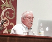 El Prof. Cela Conde durante su ponencia