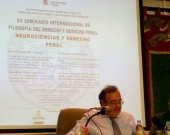El Prof. Luzón Peña durante su ponencia, moderado por el Prof. de Vicente Remesal
