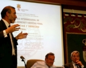 El Prof. Díaz y García Conlledo presenta al Prof. Luzón, moderado por el Prof. de Vicente Remesal