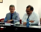 El Prof. Dr. Gómez Martín, moderador de la ponencia del Prof. Dr. Portillas Contreras, acompañado a la dcha. por el Prof. Dr. Luzón Peña.