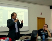 El Prof. Dr. Portilla Contreras durante su ponencia, junto al Prof. Dr. Dr. h. c. mult. Gracia Martín.