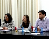 De izq. a dcha., la Prof. Dra. Trapero Barreales, D.ª Susana Escobar Vélez y D. Alfredo Alpaca Pérez.