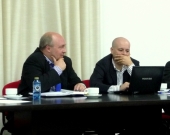 El Prof. Dr. Paredes Castañón (izq.) y el Prof. Dr. Dopico Gómez-Aller (dcha.) debaten sobre la ponencia de la Prof. Dra. Olaizola Nogales.