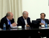 Los Profs. Dres. Paredes Castañón (izq.), Dopico Gómez-Aller (centro) y Portilla Contreras (dcha.) debaten sobre la ponencia de la Prof. Dra. Olaizola Nogales.