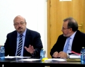 El Prof. Dr. Peñaranda Ramos (izq.) modera la ponencia de D. Alfredo Alpaca Pérez, acompañado por el Prof. Dr. Luzón Peña (dcha.)