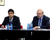 D. Alfredo Alpaca Pérez (izq.) durante su ponencia, actuando de moderador el Prof. Dr. Peñaranda Ramos (dcha.)