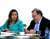 La Prof. Dra. Durán Seco actúa de moderadora de la ponencia del Dr. de la Fuente Honrubia, acompañada a su dcha. por el Prof. Dr. Luzón Peña.