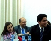 Al frente, D.ª Susana Escobar Vélez y D. Alfredo Alpaca Pérez. Al fondo, el Dr. de la Fuente Honrubia.