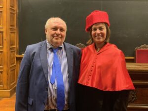Fotografía final de la Prof. Dra. Cristina López López junto a su Maestro y Director, el Prof. Dr. Paredes Castañón*.
